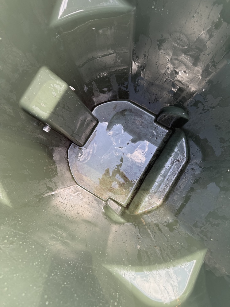 Clean trash can bottom after 190 degree hot water cleaning